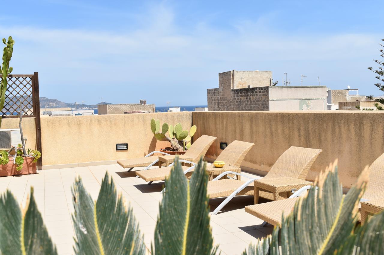 Hotel Il Portico ファヴィニャーナ エクステリア 写真
